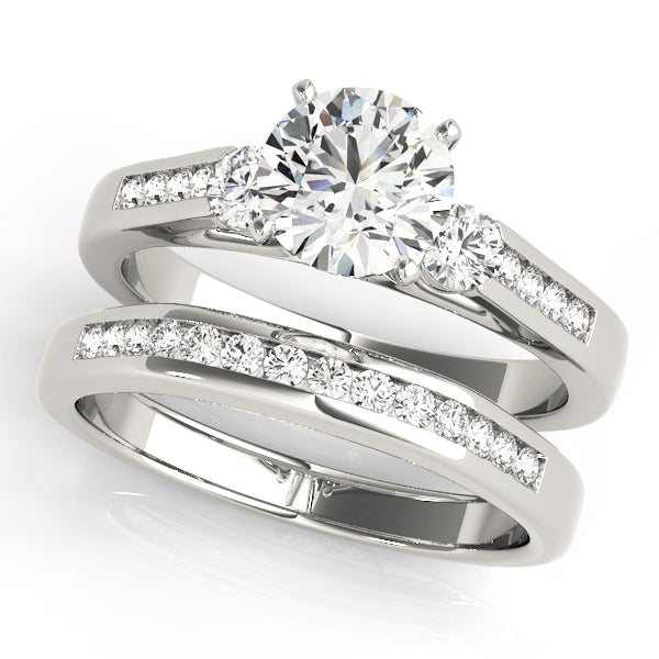 ENGAGEMENT RINGS 3 STONE ROUND - Image 10