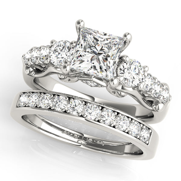 ENGAGEMENT RINGS 3 STONE ROUND - Image 9